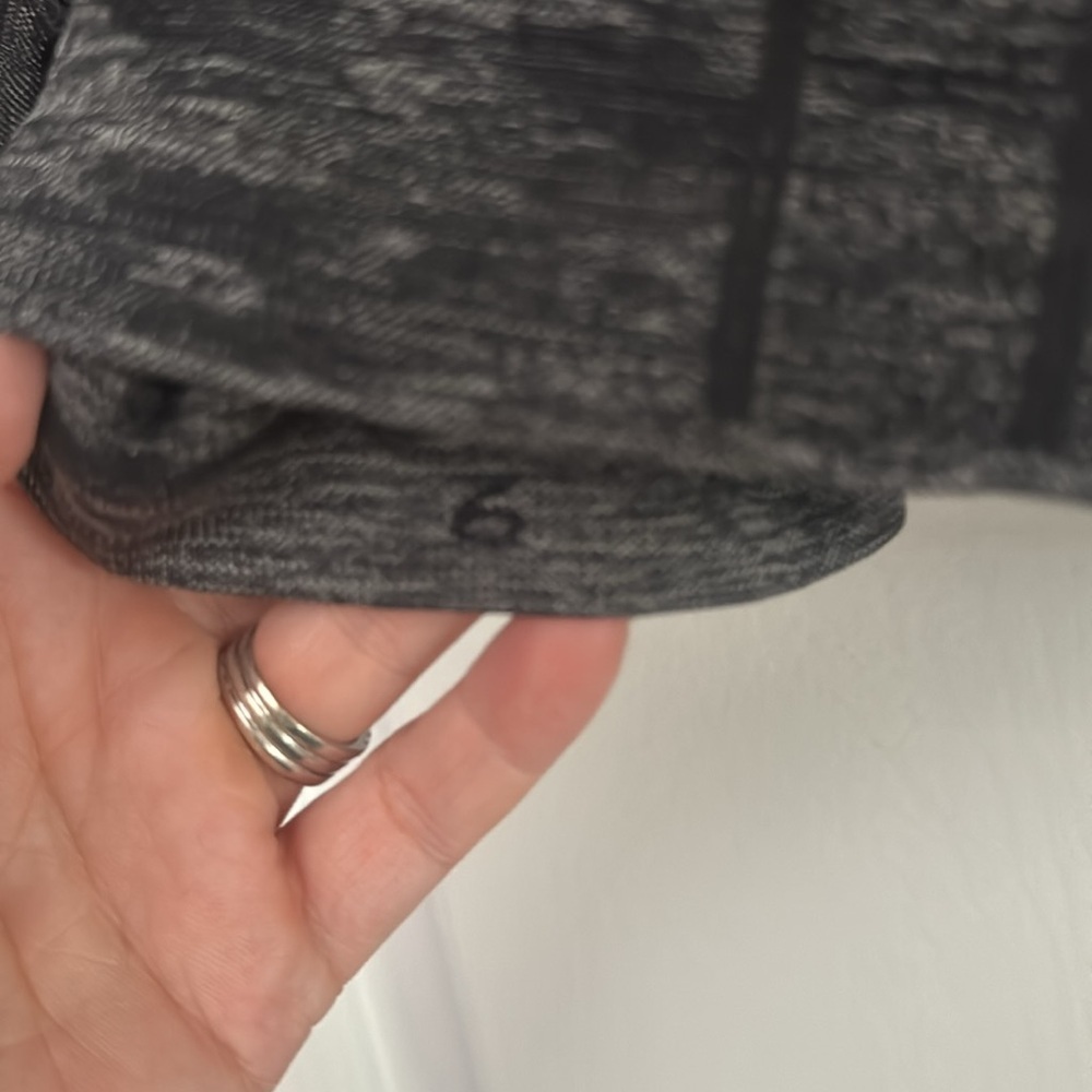 LULULEMON Women's Long Sleeve Top Gray Black Heathered Running size 6 - Picture 5 of 5